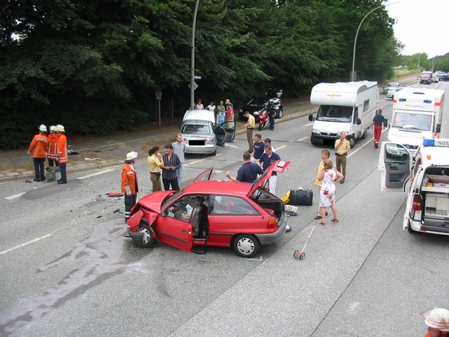 POL-WL: Kleinkind bei Unfall schwer verletzt ++ Zwei Schwer- und drei Leichtverletzte nach Unfall ++ Nach Diebstahl aus Garderobe auch den Pkw mitgenommen ++ Mehrere hundert Liter Dieselkraftstoff abgezapft