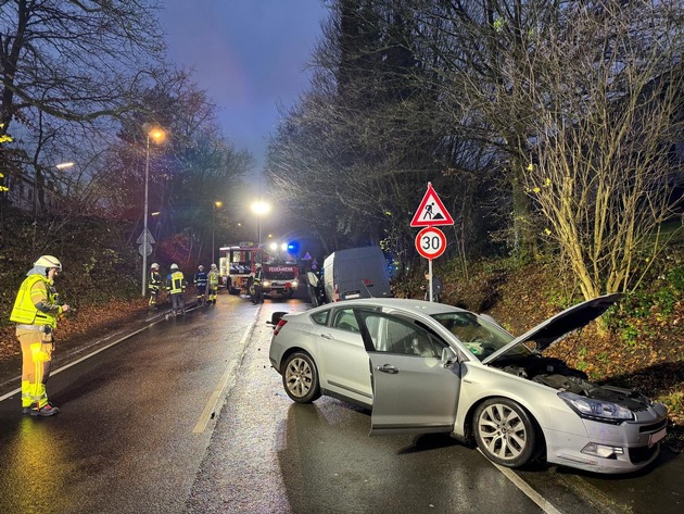 FW-EN: Verkehrsunfall zwischen PKW und Transporter - Zwei Verletzte