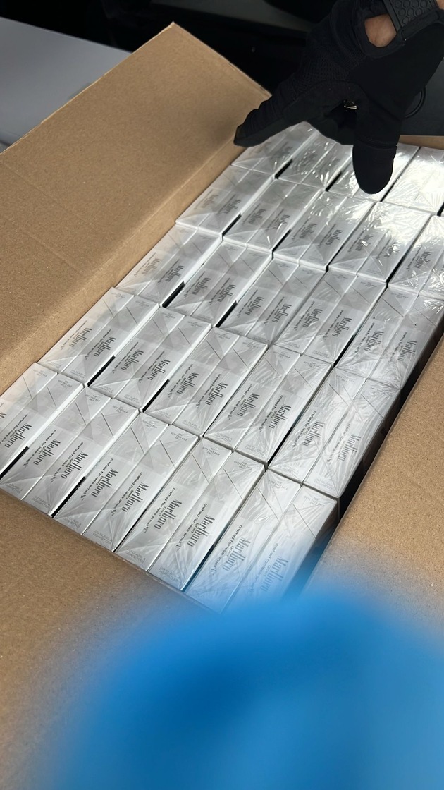 ZOLL-E: Pizza mit Schuss - Zollfahnder stellen drei Schusswaffen und 170.000 Stück Zigaretten sicher