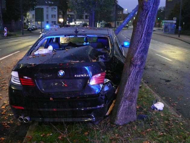 POL-DN: Ohne Führerschein aber berauscht Unfall vor der Polizeiwache