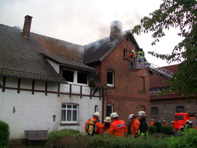 POL-HOL: Hehlen - Ortsteil Daspe: Doppelhaushälfte in Brand geraten - Ursache noch unbekannt -