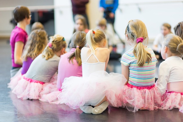 Mit Barbie für einen Tag Primaballerina an der Berliner Staatsoper / 24 Barbie Fans schlüpften am Freitagnachmittag in Berlin in die pinken Balletschuhe ihres Vorbilds (BILD)