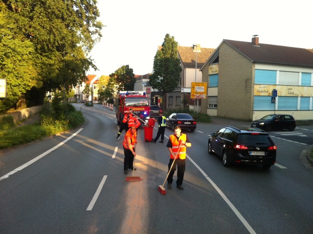 FW Lage: Landwirtschaftliches Fahrzeug verursacht Fahrbahnverunreiniung durch Diesel