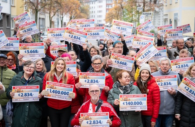 Deutsche Postcode Lotterie: Dauerjubel in Düsseldorf: Postcode Lotterie verteilt 1,4 Millionen Euro an 187 Glückspilze