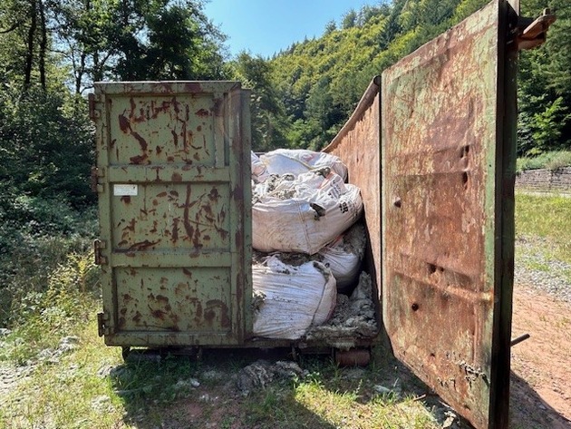 POL-PDLD: Illegale Entsorgung einer Großmenge von Mineralwolle an der B48