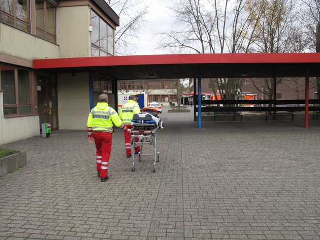 FW-AR: Großer Rettungsdiensteinsatz an der Realschule Hüsten