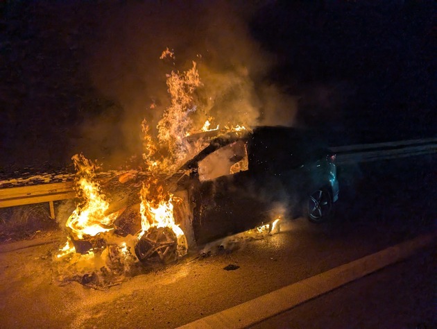 FW Weinheim: Pkw-Brand auf der A5 zwischen Weinheim und Hemsbach. Familie mit zwei Kleinkindern bleibt unverletzt.