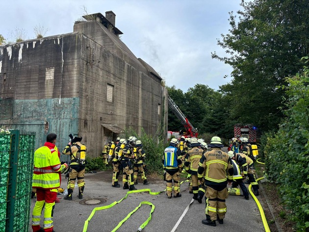 FW-E: Feuer im Bunker - Feuerwehr setzt Spezialtechnik ein