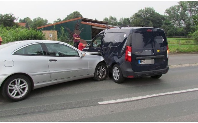 POL-HM: Unfall durch Wendemanöver auf der Landesstraße / 2 Verletzte