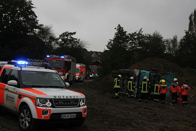 FW-WRN: Person aus umgekippten Baustellen LKW befreit