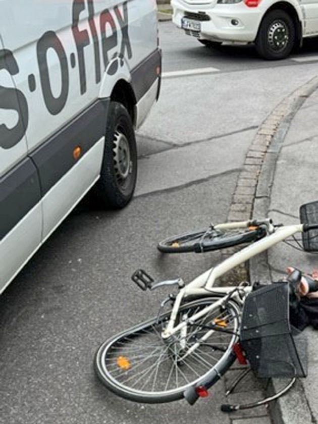 POL-ME: Fahrradfahrerin beim Linksabbiegen schwer verletzt - Monheim - 2206137