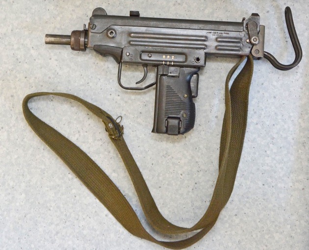 POL-ME: Polizei stellt zwei Maschinenpistolen sicher - Besitzer festgenommen - Langenfeld / Monheim am Rhein - 2103149