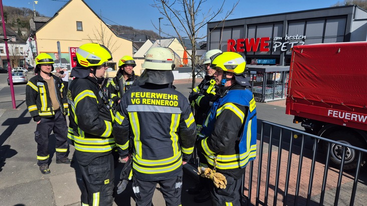 FW VG Westerburg: Chemischer Geruch aus Mehrfamilienhaus gemeldet - Feuerwehren im Einsatz