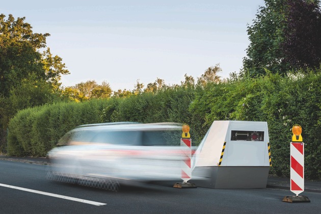 VITRONIC macht stationäre Geschwindigkeitsüberwachung mobil / Neuer Enforcement Trailer bietet fünf Tage autonomen Messbetrieb, Frankreich kauft 150 Einheiten