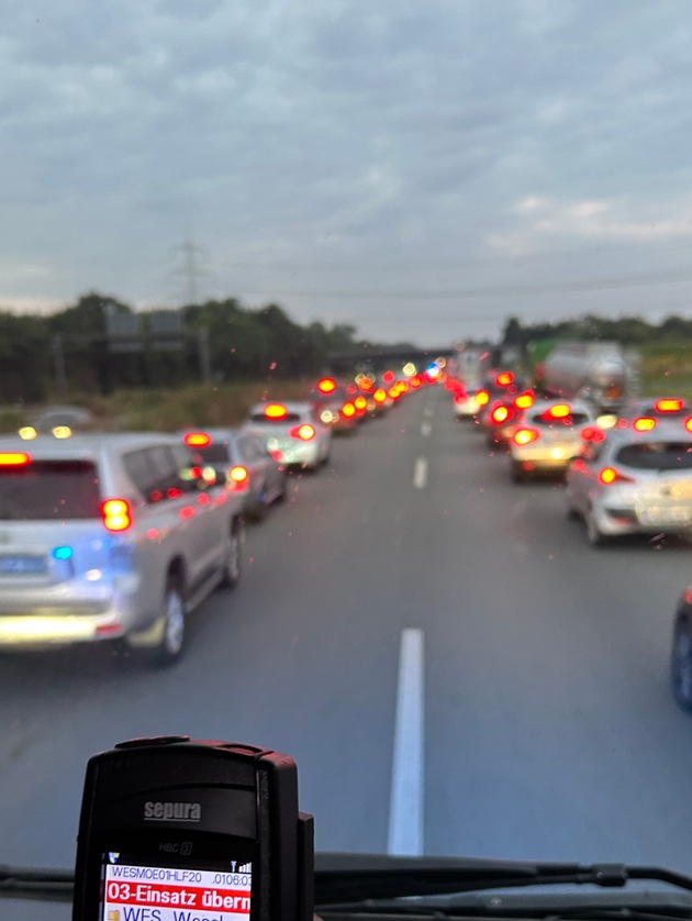 FW Moers: Verkehrsunfall am Autobahnkreuz Moers / Rettungsgasse hat funktioniert