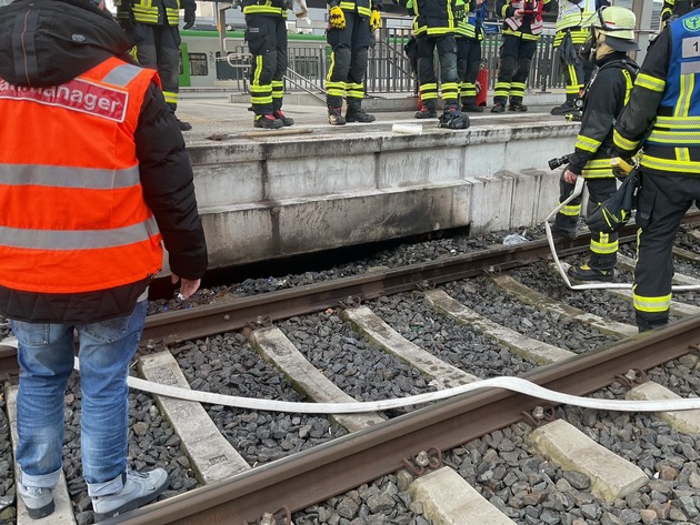 FW-DO: Brennender Unrat sorgt für großes Feuerwehraufgebot am Hauptbahnhof