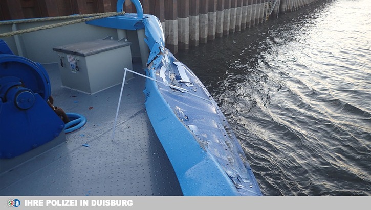 POL-DU: Duisburg/Wesel: Kollision eines Fahrgastkabinenschiffes und eines Tankmotorschiffes- Sieben Verletzte