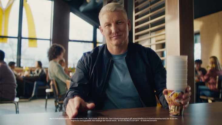 Bastian Schweinsteiger betritt das Spielfeld: Exklusiver Sammelbecher des Weltmeisters nur bei McDonald's Deutschland