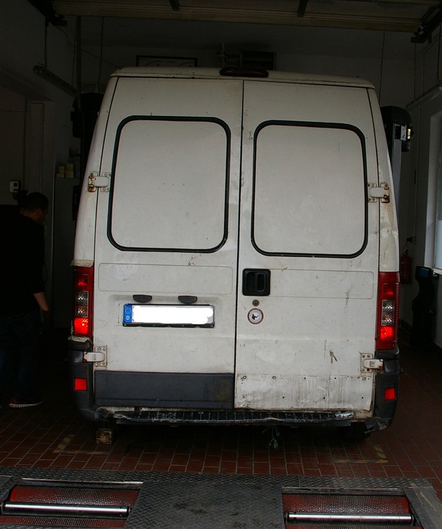POL-BO: Bochum / Kaum noch Bremsleistung! - Polizei zieht völlig abgewrackten Kleintransporter aus dem Verkehr
