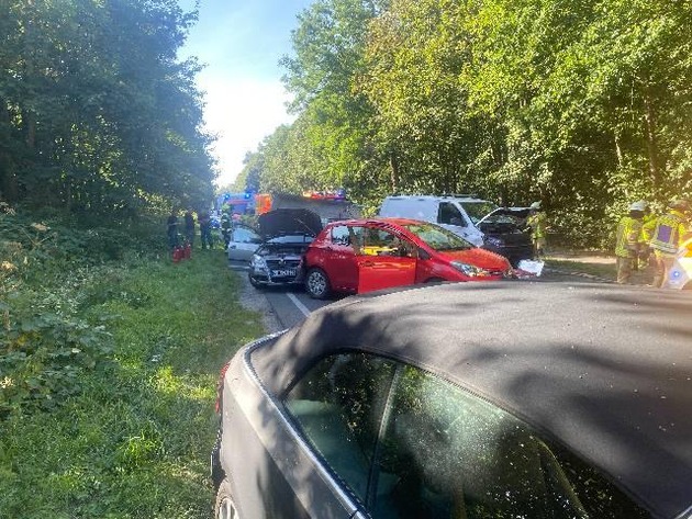 POL-STD: Auffahrunfall mit sechs beteiligten Fahrzeugen sorgt für erhebliche Verkehrsbehinderungen im Stader Feierabendverkehr