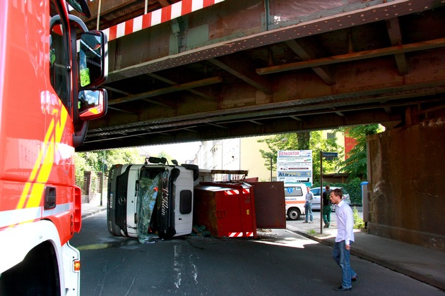 FW-E: Verkehrsunfall mit drei verletzten Personen, Containerfahrzeug umgestürzt