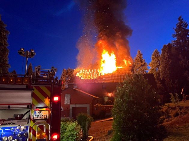 FW-Velbert: Dachstuhlbrand fordert die Feuerwehr