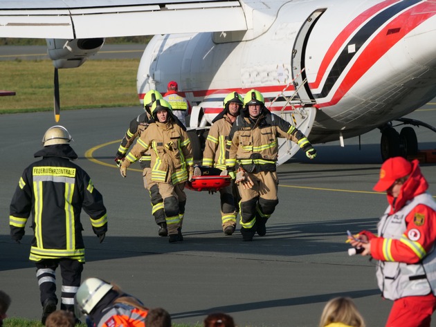 FW-PB: 250 Einsatzkräfte proben den Ernstfall auf dem Flughafen Paderborn/Lippstadt