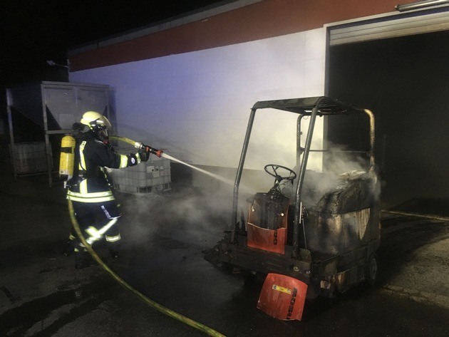 FW Lage: Maschinenbrand in Werkshalle