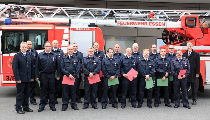 FW-E: Vereidigungen, Beförderungen, Ehrungen, viel Arbeit für Essens Feuerwehrdezernent Christian Kromberg