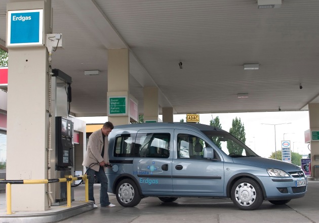 Volltanken für 10 Euro, jährlich 1000 Euro weniger Kraftstoffkosten / Opel ist dank effizientester Antriebstechnologie die Nummer 1 bei Erdgasfahrzeugen
