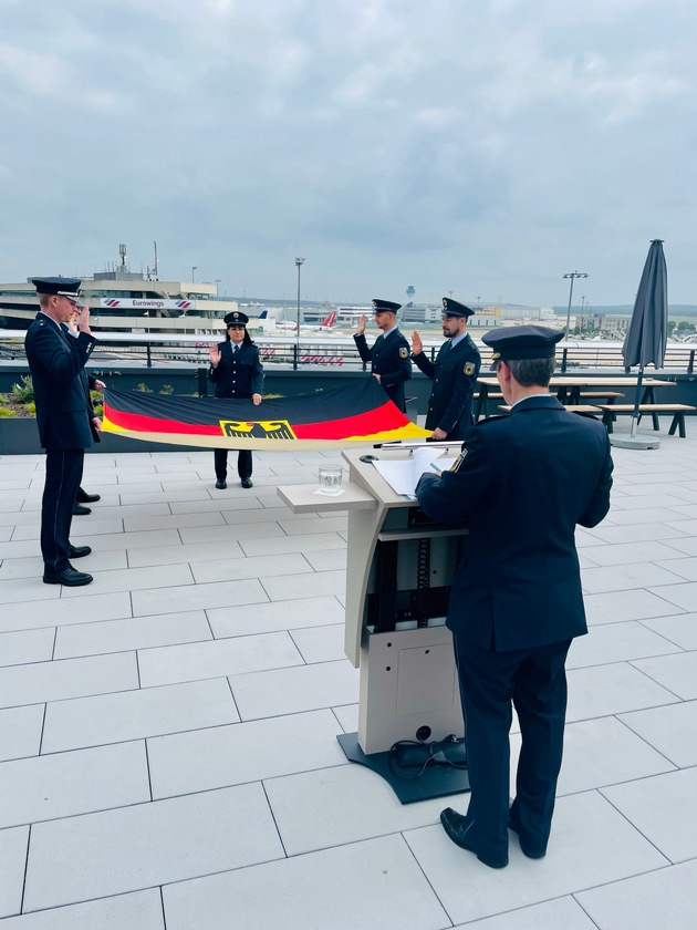 BPOL NRW: Vereidigung am Flughafen Köln/Bonn / Bundespolizeiinspektion heißt neue Kollegin und Kollegen willkommen