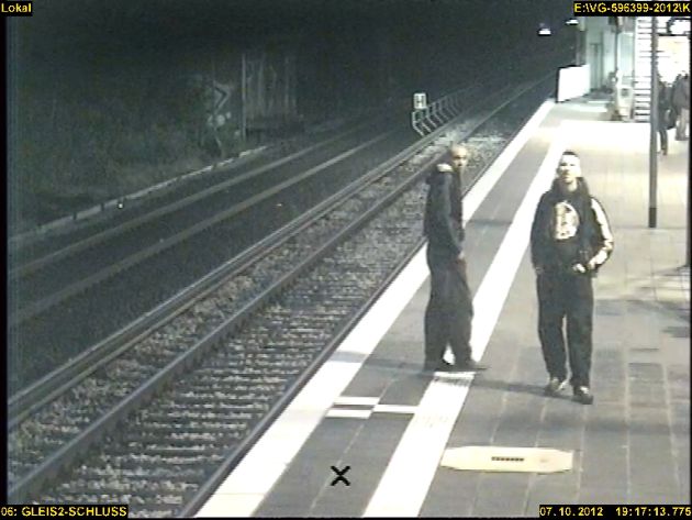 POL-SE: Halstenbek - Kriminalpolizei sucht mit Fahndungsfotos nach zwei Männern nach bewaffneter, schwerer räuberischer Erpressung