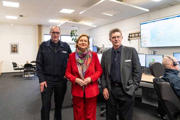 FW Bremerhaven: Innensenatorin Dr. Eva H&ouml;gl besucht die Feuerwehr Bremerhaven