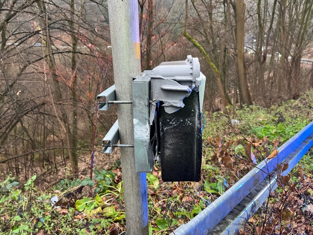 POL-EN: Hattingen: T&auml;ter zerst&ouml;ren Verkehrsz&auml;hlger&auml;t_ Auswertung f&uuml;r pr&auml;ventive Zwecke nicht mehr m&ouml;glich
