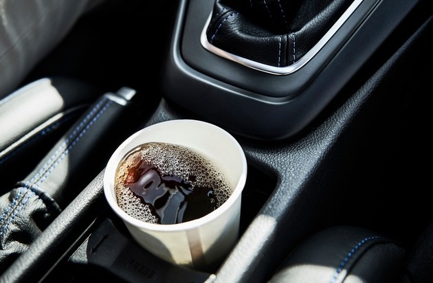 Ford-Werke GmbH: Sicherheitsrisiko heißer Kaffee - Ford-Test: Wie stabil stehen Becher, Flaschen und Kannen in den Getränkehaltern?