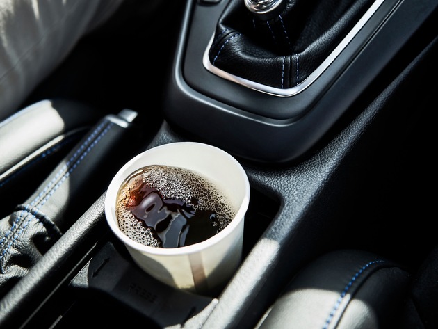 Sicherheitsrisiko heißer Kaffee - Ford-Test: Wie stabil stehen Becher, Flaschen und Kannen in den Getränkehaltern?