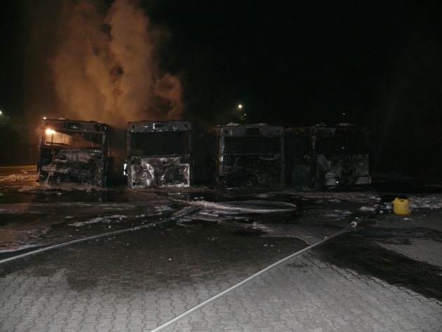 POL-DN: Gelenkbusse brannten aus