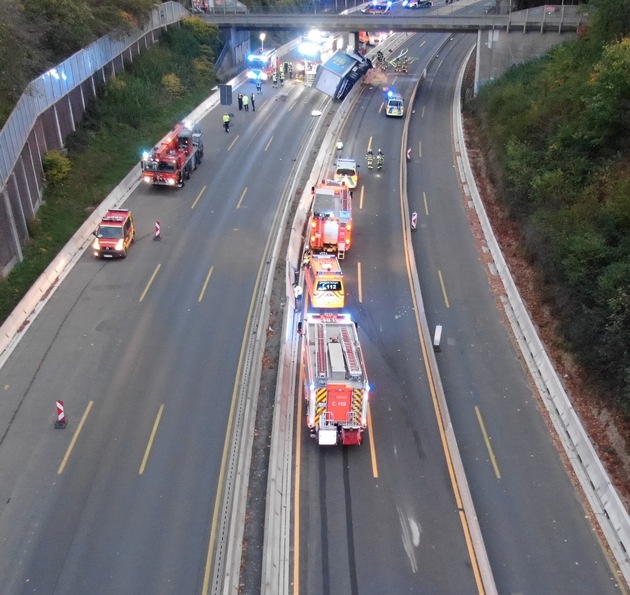 POL-D: Aktueller Ermittlungsstand zum schweren Verkehrsunfall bei Wuppertal auf der A 46 - Polizei veranschaulicht Unfallgeschehen - Fotos hängen an