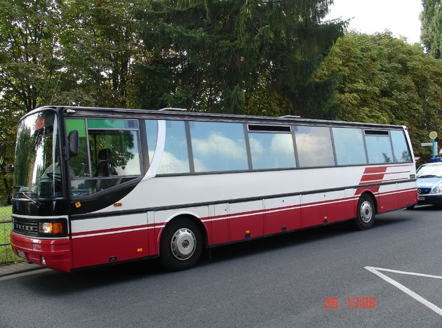 POL-F: 090827 - 1073 Frankfurt-Kalbach: Schrottreifer Schulbus aus dem Verkehr gezogen