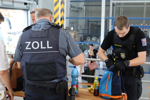 HZA-R: Erfolgreiche Zusammenarbeit zwischen deutschem und tschechischem Zoll: Drogenspürhund &quot;Dobby&quot; wird bei gemeinsamen Buskontrolle in Karlsbad fündig