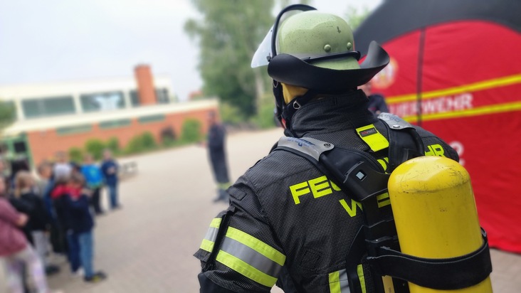 FW-WRN: Brandschutzfrüherziehung in der Werner Wiehagenschule mit der Freiwilligen Feuerwehr Werne