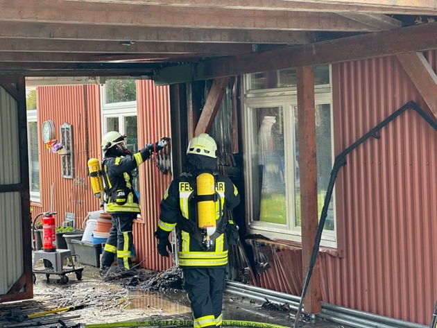 POL-STD: Carportbrand in Ahlerstedt - schnelles Eingreifen der Feuerwehr kann größeren Schaden verhindern, Polizeibeamtin bei Einsatz angefahren und leicht verletzt