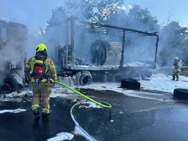 FW Ratingen: LKW Brand auf der A 44