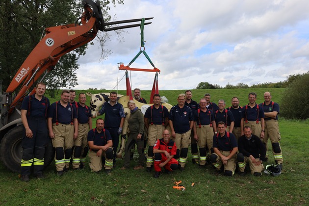 FW-KLE: Feuerwehr Kleve trainiert technische Großtierrettung
