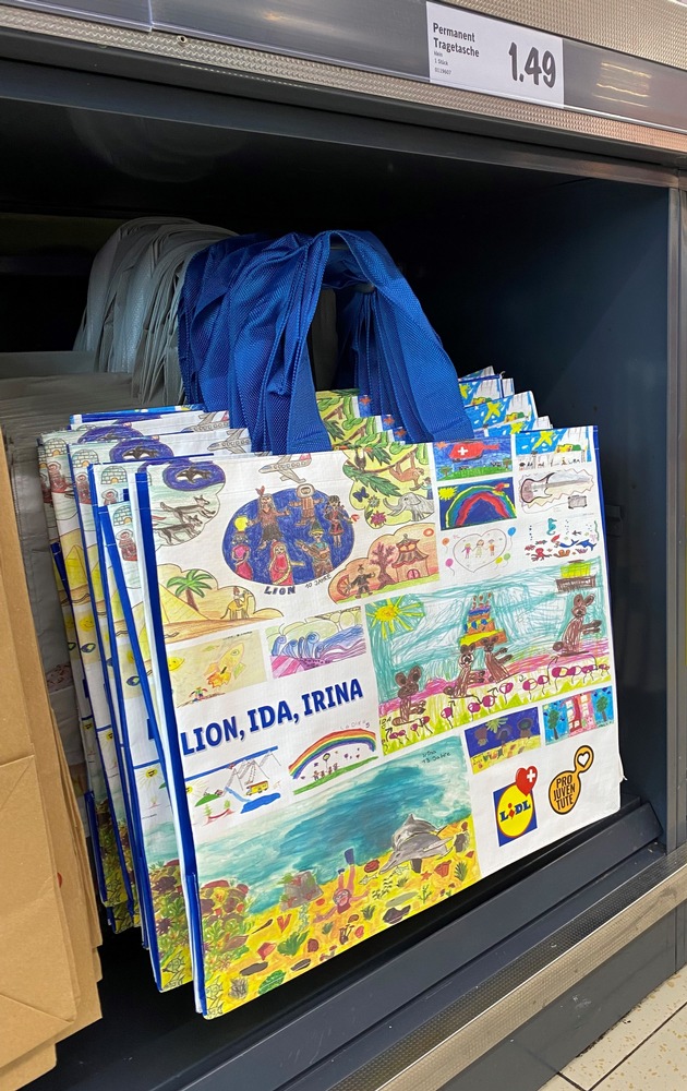Lidl Schweiz: Einkaufstaschen mit aufgemalten Kinderzeichnungen im Verkauf