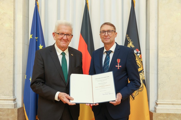 POL-MA: Kretschmann würdigt besonderes ehrenamtliches Engagement - auch Mitarbeiter des Polizeipräsidiums Mannheim erhält Bundesverdienstkreuz