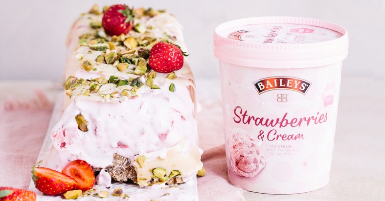 Sommer, Sonne, Strawberry - so schmeckt Baileys® Eis Strawberries &amp; Cream / Die neue Premium Eiscreme mit typischem Baileys-Likörgeschmack bringt den Sommer nach Hause