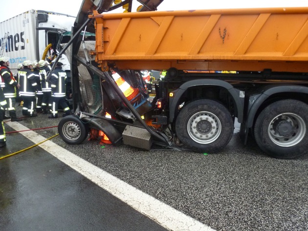 POL-WL: Schwerer Verkehrsunfall auf der Autobahn 1 +++ Lkw - Fahrer im Führerhaus eingeklemmt