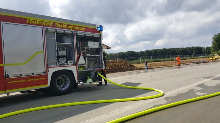 FW-RE: PKW auf der BAB A 43 in der Autobahnbaustelle in Vollbrand