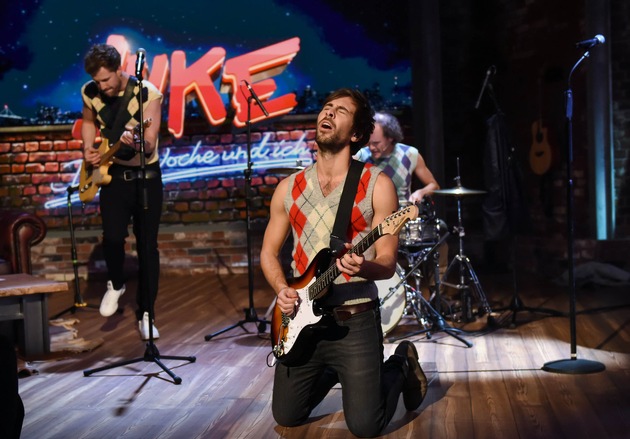 Luke Mockridge, Max Giesinger und Olaf Schubert gründen &quot;Schülerband&quot; Blue Elephant und huldigen AC/DC in &quot;LUKE! Die Woche und ich&quot; am Sonntag in SAT.1